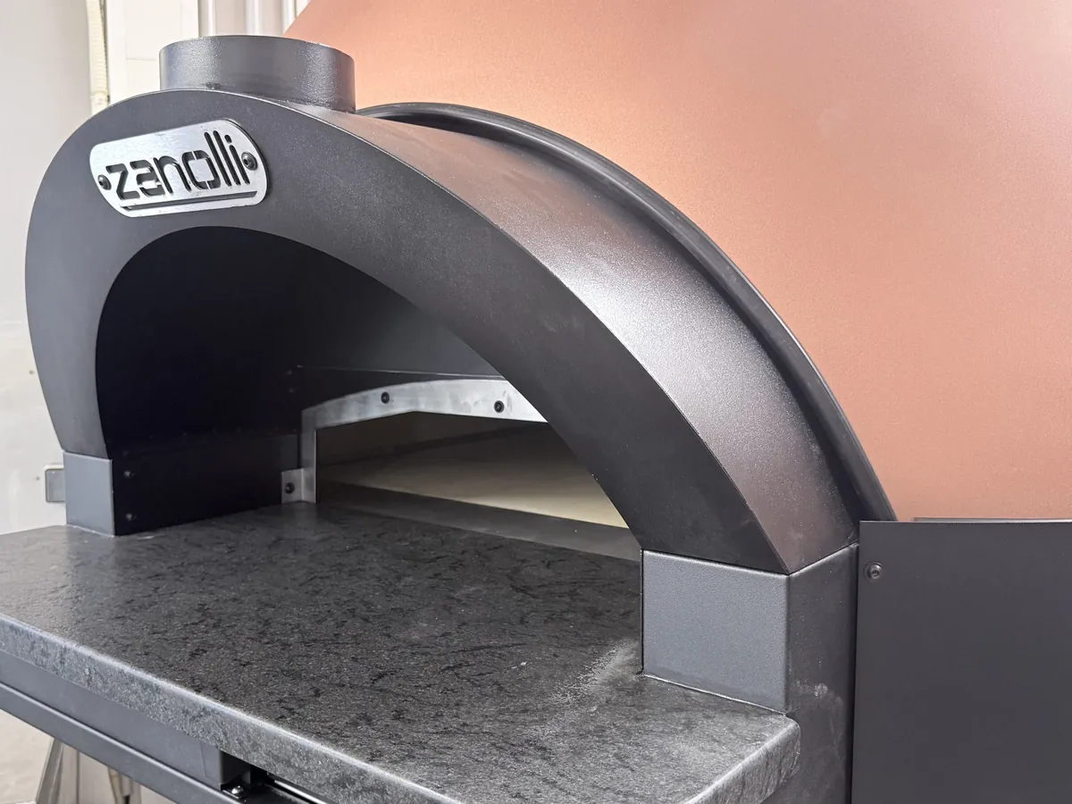 Four à pizza Zanolli à dôme cuivré, installé dans une cuisine de restaurant