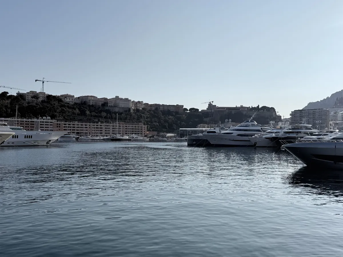 Yachts amarrés dans le port de Monaco