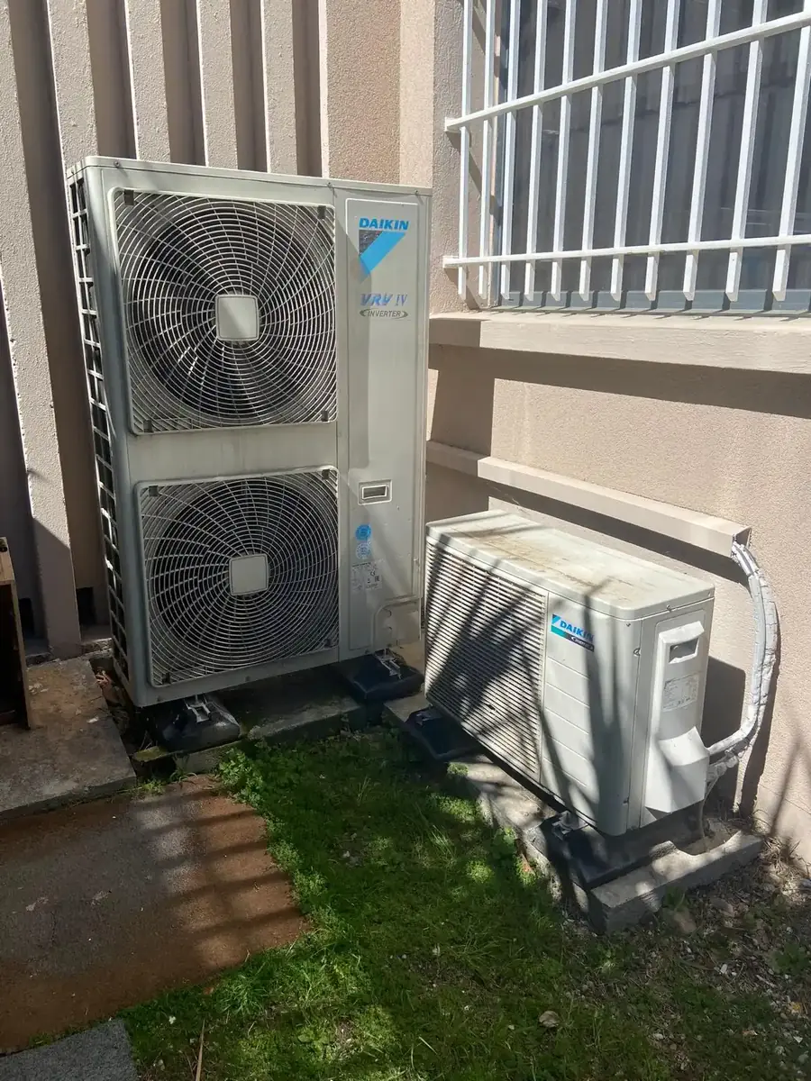 Pompes à chaleur extérieures le long d'une façade