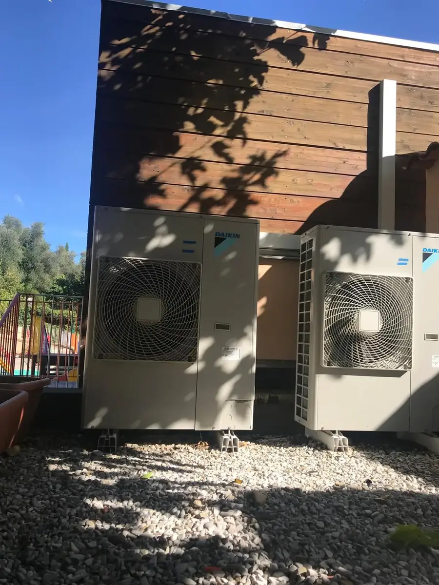 Deux unités extérieures Daikin au pied d'une villa