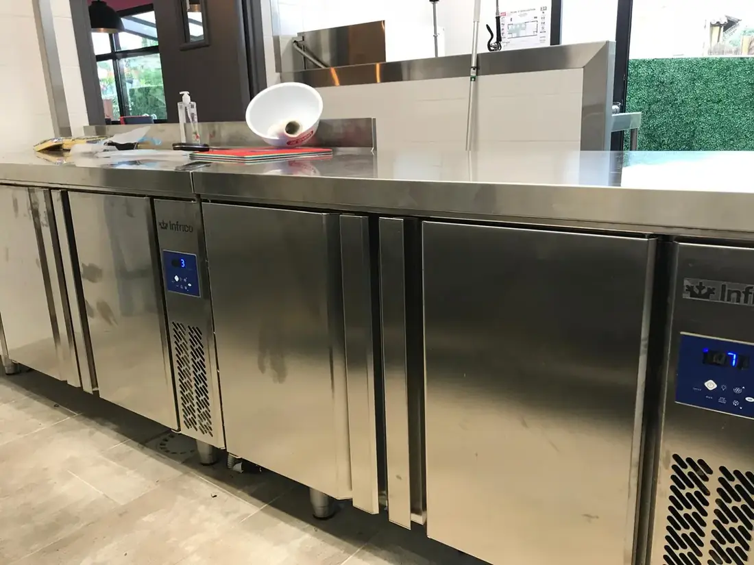 Tables réfrigérées en inox dans une cuisine professionnelle