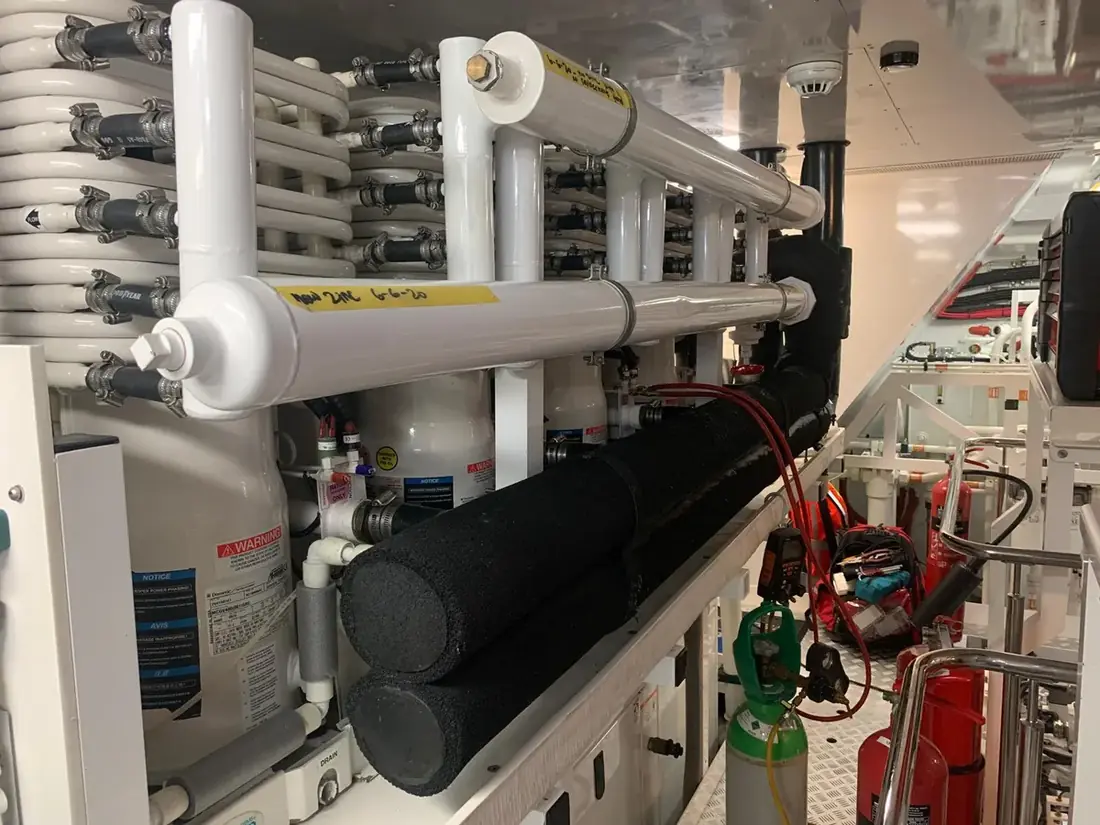 Groupes de climatisation dans la salle des machines d'un yacht