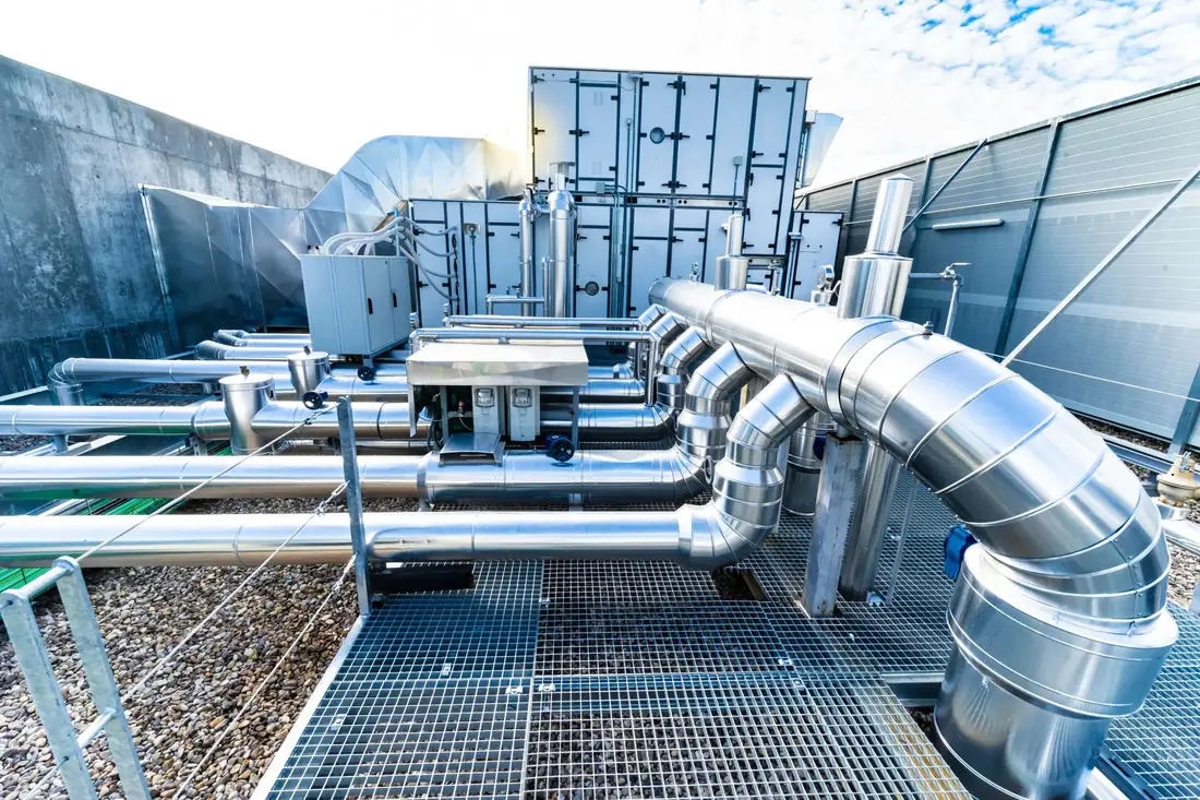 Réseau de gaines de ventilation sur une toiture